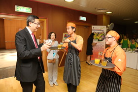 大會特別安排了東華三院多間社企到場，包括愛烘焙餐廳、煮餸易CookEasy、映誌高及巧手作，為午宴提供餐宴、攝影及紀念品製作等服務。