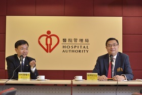 施榮恆主席（右）與醫院管理局梁栢賢行政總裁就東華三院醫療衞生服務作出交流。