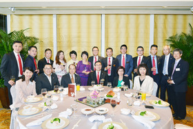 施榮恆主席（前排右三）與董事醫成員拜會勞工及福利局張建宗局長（前排左三）及社會福利署葉文娟署長（前排右二）。