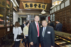 施榮恆主席（左）及同善堂主席崔世昌先生就發展慈善公益服務作交流。