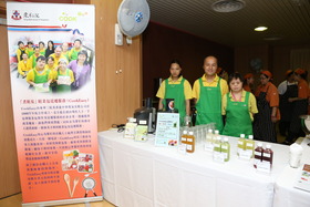 大會特別安排了東華三院多間社企到場，包括愛烘焙餐廳、煮餸易CookEasy、映誌高及巧手作，為午宴提供餐宴、攝影及紀念品製作等服務。