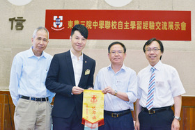 學務委員會主任委員王賢誌副主席（左二）致送紀念品予葉祖賢太平紳士（右二）。