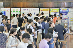 本院各中學透過自主學習經驗交流展示會互相交流經驗。