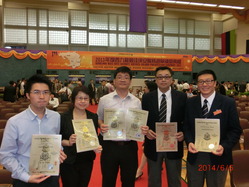 本院助理物業經理田志榮先生（左三）、助理物業經理林惠卿小姐（左二）及獲頒發「優異保安員獎」的資深管理員李啟鴻先生（右一）等於頒獎禮上合照。