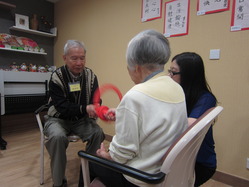 洪伯伯（左一）與另一位會員一同參與「心身機能活性運動療法」的健康環運動，表現投入。