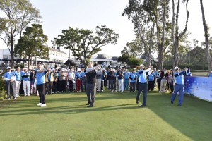 東華三院施榮恆主席(左一)、香港高爾夫球會總經理Mr.Ian Gardner(左二)、食物及衞生局常任秘書長(衞生)袁銘輝太平紳士(左三)及香港特別行政區政府律政司政務專員卓永興太平鄉士，於「東華三院‧香港哥爾夫球會‧慈善高球賽」主持開球儀式。