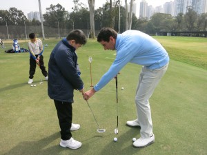 香港哥爾夫球會於活動當天舉辦高球體驗課程，由專業導師教導，讓二十名東華三院屬下小學學生能一嘗打高球的樂趣。
