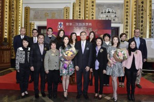 東華三院董事局成員與 2014年度香港小姐亞軍王卓淇小姐(第一排右二)及季軍何艷娟小姐(第一排左四)合照。