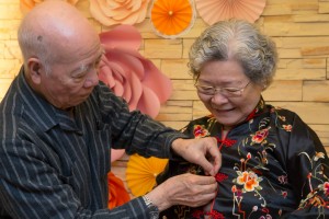85歲的葉先生為太太再次著上58年前結婚的裙褂，重拾當年喜悅。