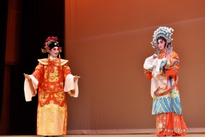 東華三院呂潤財紀念中學表演粵曲「打金枝」。