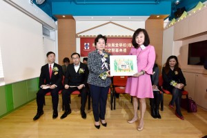 東華三院第一副主席何超蕸小姐致送紀念品予東華三院顧問成員陳婉珍博士BBS。