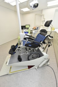 「東華三院施黃瑞娟紀念牙科中心」內特設的輪椅輔助設施，讓輪椅使用者毋須離開輪椅便可接受口腔檢查及牙科治療。
