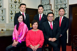 東華三院候任主席何超蕸小姐(前排中)與副主席馬陳家歡女士(前排左)、李鋈麟博士(前排右)、王賢誌先生(後排中)、陳祖恒先生(後排左)及蔡榮星博士(後排右)合照。