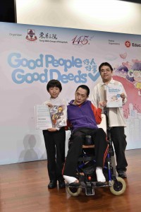 （右起）香港耀能協會郭啟業先生、劉元先生和劉見之小朋友為發聲作品集插畫師，使每篇故事增添色彩。
