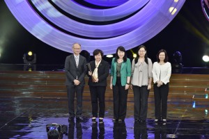 東華三院主席兼幼稚園校監何超蕸小姐（左二）代表東華三院幼稚園領取「藝術教育獎」（學校組）。