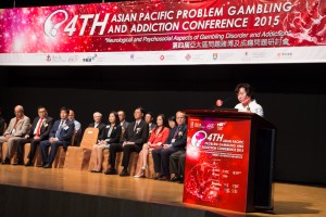 東華三院主席何超蕸小姐於「第四屆亞太區問題賭博及成癮問題研討會2015」開幕禮上致辭。