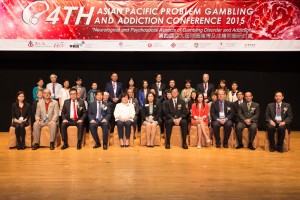 「第四屆亞太區問題賭博及成癮問題研討會2015」開幕禮東華三院董事局成員與嘉賓合照。