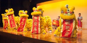 東華三院鶴山學校學生於校慶典禮上表演，慶祝該校十周年校慶。