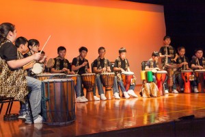 東華三院鶴山學校學生於校慶典禮上表演，慶祝該校十周年校慶。