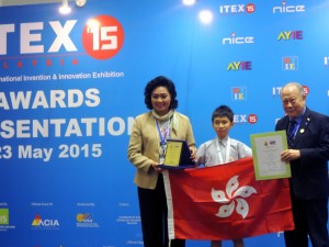 東華三院高可寧紀念小學寕康臨同學於「馬來西亞國際創新發明科技展覽ITEX 2015」中勇奪三項大獎，為港爭光。