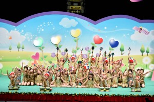 幼稚園學生於東華三院幼稚園聯校畢業典禮上表演。