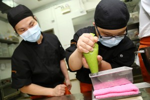 「京都抹茶手工蛋糕」的製作過程。
