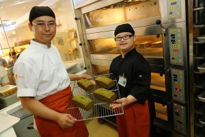 「京都抹茶手工蛋糕」的製作過程。