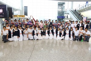 東華三院吳祥川紀念中學的學生歡迎該校拉丁舞隊。