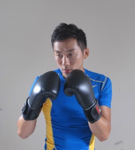 香港首位職業西洋拳拳擊手、香港拳王之稱的曹星如到訪東華三院賽馬會復康中心，戴上拳套，準備拍攝。