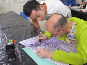 曹星如欣賞i-dArt殘疾藝術家梁日洪先生的畫作。
