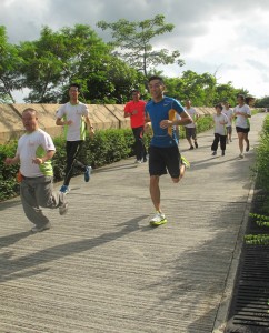 曹星如與一眾iRun特殊馬拉松參加者練跑，一同推廣「傷健共融」。
