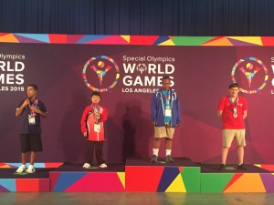 黎幸鑫（左二）於「2015特殊奧林匹克夏季世界比賽」頒獎台上接受獎項嘉許，他在是次賽事中勇奪滾球項目2銀1銅。