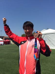 東華三院徐展堂學校中五學生區俊華（輕度組），他於「2015特殊奧林匹克夏季世界比賽」田徑項目中，勇奪1銀2銅。