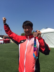 東華三院徐展堂學校中五學生區俊華（輕度組），他於「2015特殊奧林匹克夏季世界比賽」田徑項目中，勇奪1銀2銅。