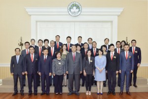 東華三院主席何超蕸（左圖前排左四、右圖左）聯同一眾董事局成員拜會澳門特別行政區行政長官崔世安先生（左圖前排右五、右圖右），並於澳門政府總部合照。