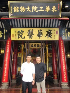 東華三院第三副主席王賢誌先生(右) 在拍攝當天到東華三院文物館探班。