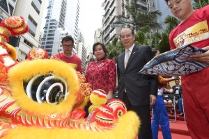 眾嘉賓為百呎金龍及10 頭醒獅進行點睛儀式。