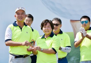 圖二為東華三院何超蕸主席﹝右﹞致送紀念品予是次大賽冠名贊助人「HKT」代表陳紀新先生﹝左﹞。