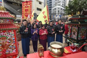 圖五為起步禮現場供董事局成員誠心上香。