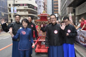 圖五為東華三院乙未年董事局成員陪伴摃抬鑾輿隊伍向文武廟出發。