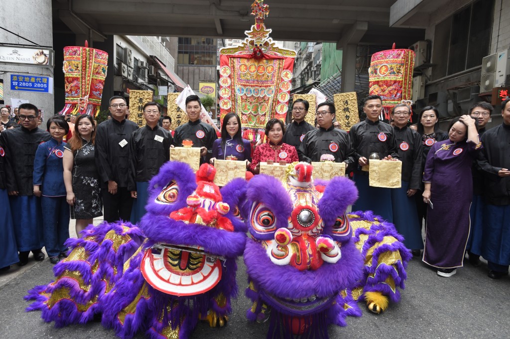 東華三院乙未年董事局成員和出巡列隊於水坑口街大合照，水坑口街為香港最古老的街道之一