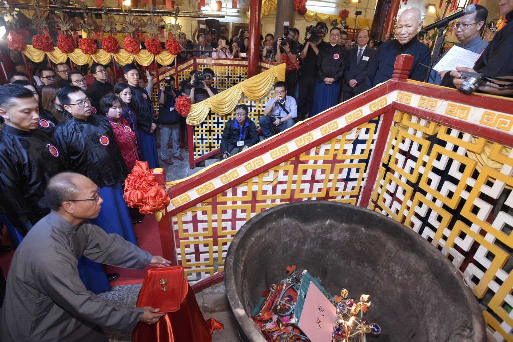 圖十為望燎禮包括望祭與燎祭，是燒祭品時陪燒祭品時陪人站立觀看，以示尊重，是祭祀最後一道程序。