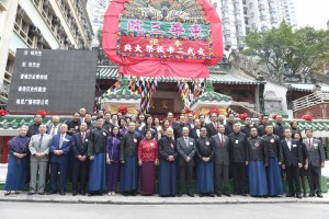 圖十一為秋祭典禮完畢，東華三院乙未年董事局成員與嘉賓於文武廟外合照留念。