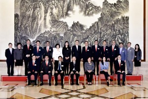 中央統戰部許光任副局長（前排右四）與東華三院董事局訪京團成員合影。