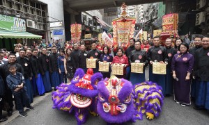 東華三院乙未年董事局成員和出巡列隊於水坑口街大合照，水坑口街為香港最古老的街道之一