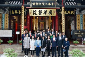 東華三院董事局與一眾嘉賓於「東華三院文物館」前大合照。