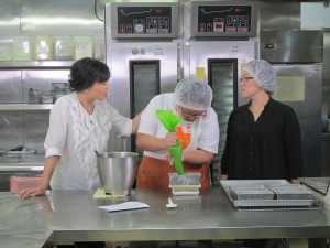 「萬大善事有東華」第九集的善事大使蘇玉華（左一）到訪東華三院位於堅尼地城的iBakery愛烘焙麵包工房，了解其提供的服務及殘疾僱員的工作情況。
