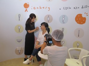 東華三院社會企業i+o全面美型格影樓化妝師Crystal（左一）為蘇玉華補妝。
