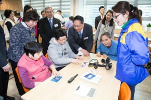 (後排左至右)東華三院主席何超蕸小姐、香港賽馬會董事李家祥博士及律政司司長袁國強太平紳士參觀展誠日間活動中心，了解院友日常的練習情況。