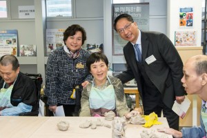 東華三院主席何超蕸小姐(左二)及律政司司長袁國強太平紳士(右二)參觀院友製作陶藝品的情況。